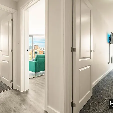 Maevela - Luxury Floor Penthouse - With Parking - 2 Bedroom New Build ✪ Centre, Digbeth ✓ With Huge Patio Sliding Doors - View - Rooftop Terrace - Ps4 & Smart Tv's *